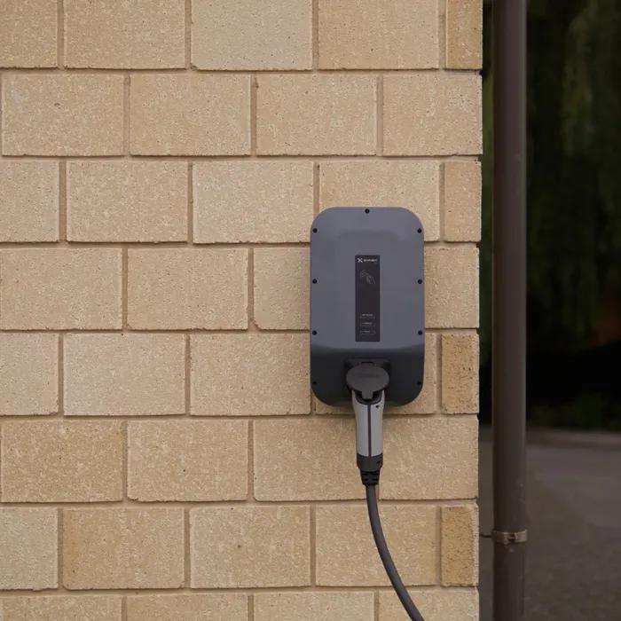 Borne de recharge murale installée sur un mur de brique