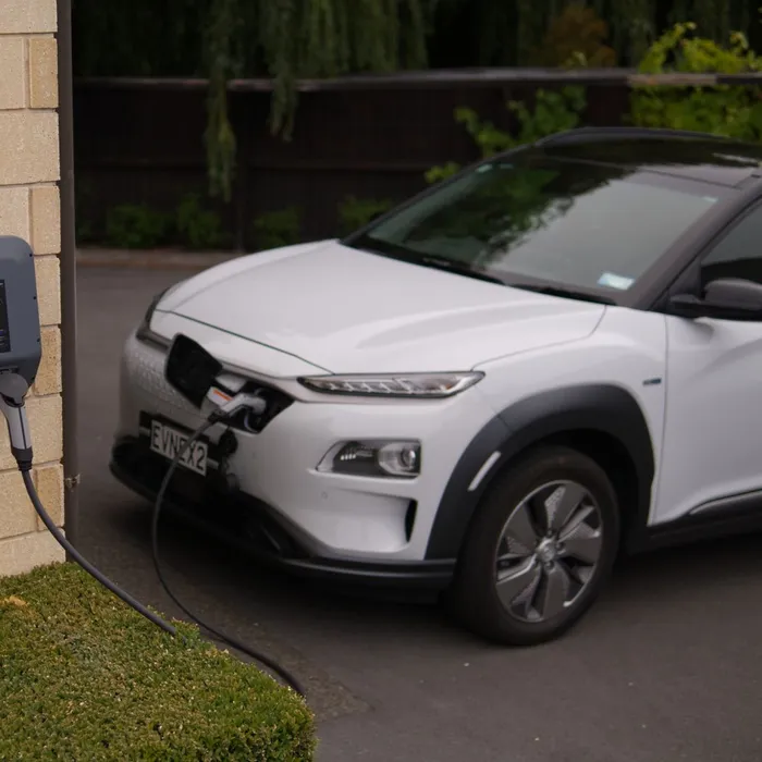 Véhicule électrique branché à une borne de recharge murale