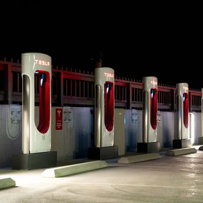 Station de recharge pour véhicules électriques éclairée de nuit