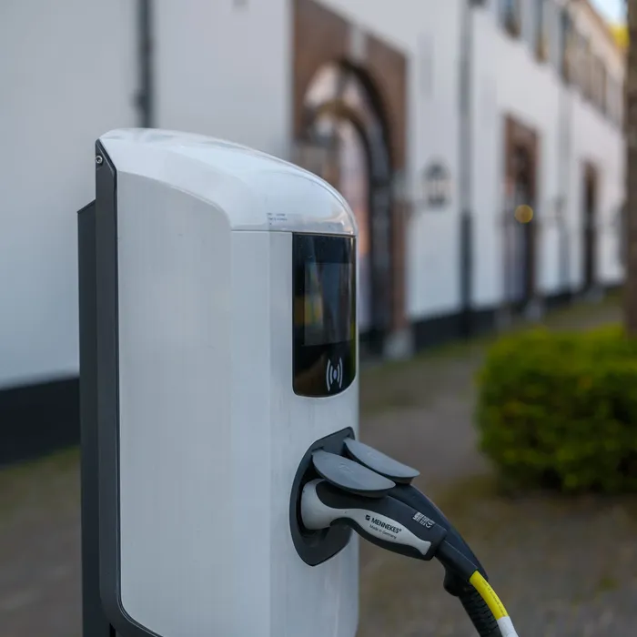 Câble et connecteur de recharge pour véhicule électrique en gros plan