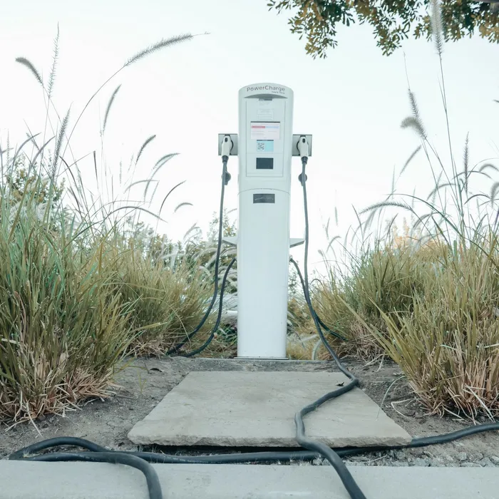 Borne de recharge sur pied installée sur un parking