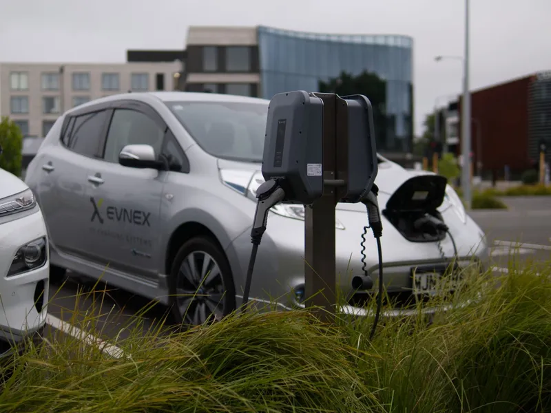 Plusieurs véhicules électriques en charge sur le parking d'une entreprise