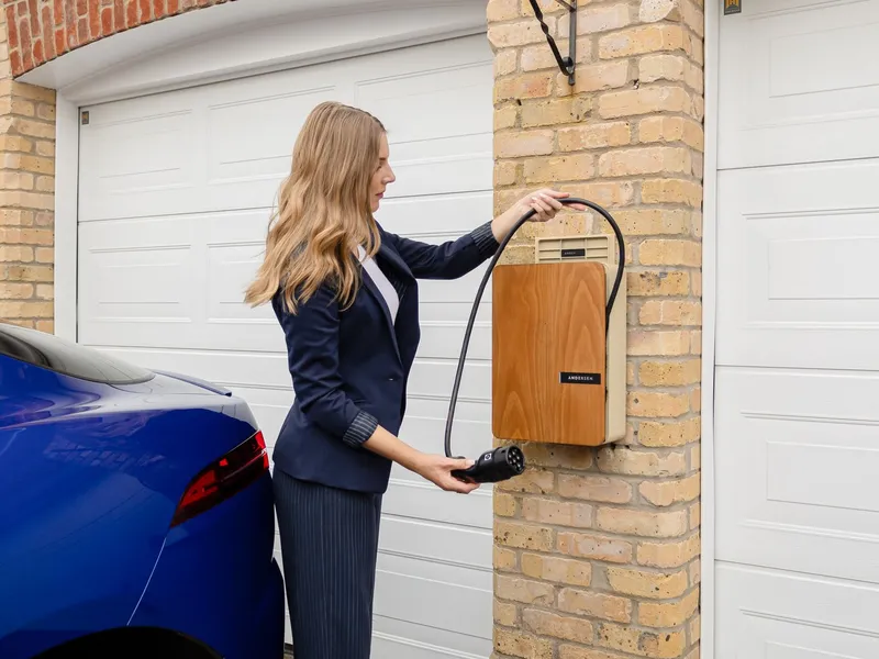 Borne de recharge murale installée dans un garage de maison individuelle
